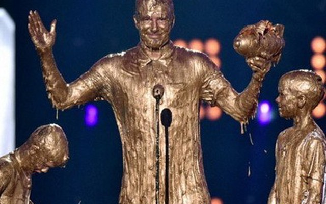 Cha con Beckham biến thành tượng vàng trên sân khấu