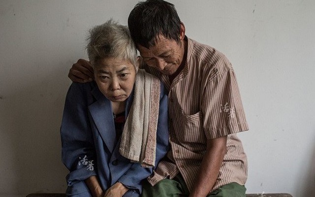 Bộ ảnh kể chuyện người chồng hàng chục năm chăm sóc vợ bệnh tật