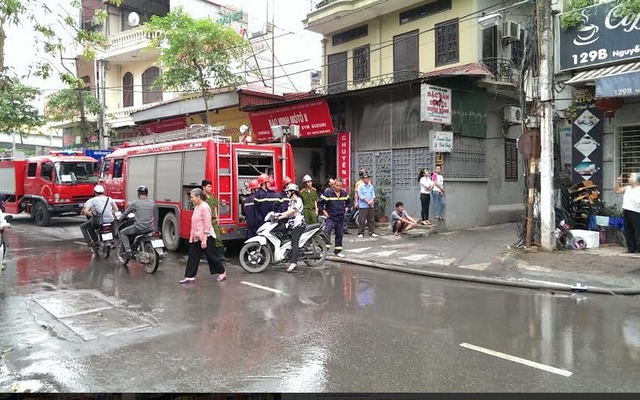 Cháy tại quán cà phê, nhiều người hoảng loạn bỏ chạy