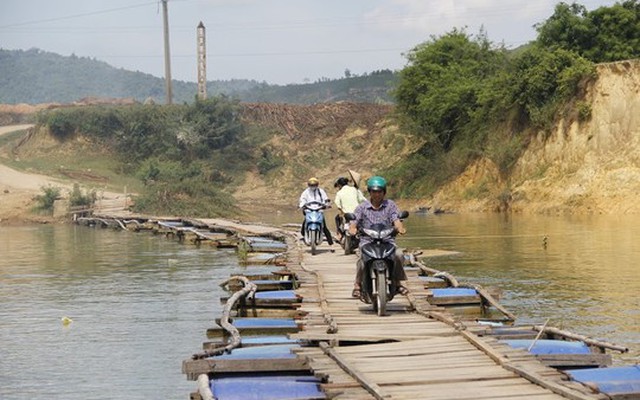 Hà Tĩnh: Rợn người đi qua cầu phao Chợ Hôm