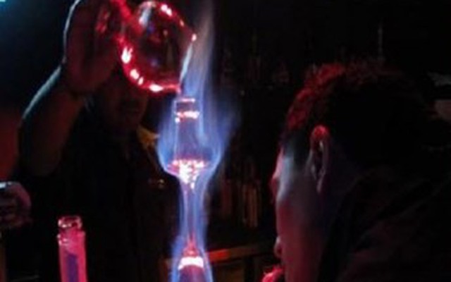 Clip uống cocktail pha rượu ‘kiểu đại gia’ ở Hà Nội