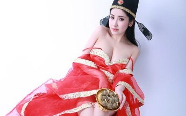 Nữ 'thần tài' hở hang nhất Trung Quốc