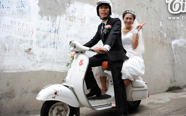 Chuyện tình của cặp đôi phượt khắp Việt Nam bằng vespa cổ