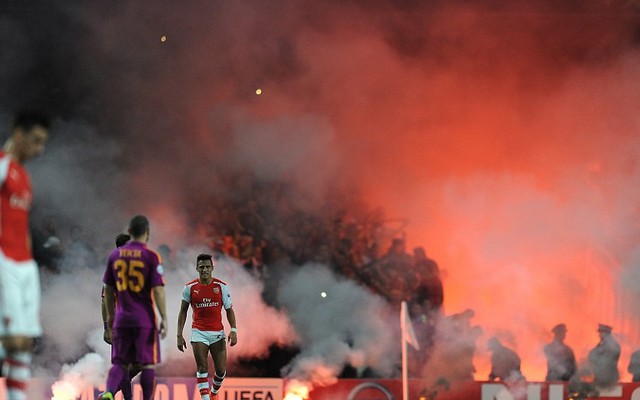 Fan Arsenal lo phát sốt vì cảnh này trên sân Emirates