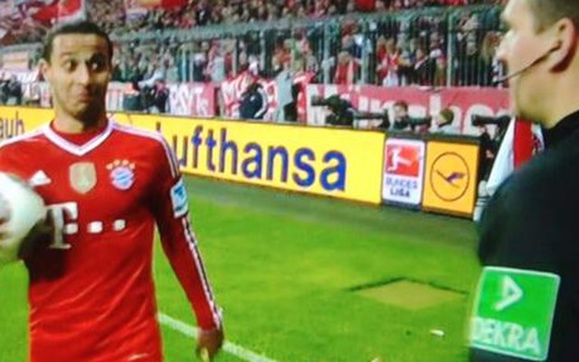 Sao Bayern tròn mắt vì kỹ thuật tuyệt đỉnh của trọng tài