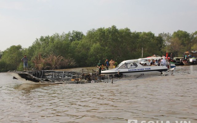 Hiện trường tàu cánh ngầm bốc cháy, 85 người nhảy xuống sông