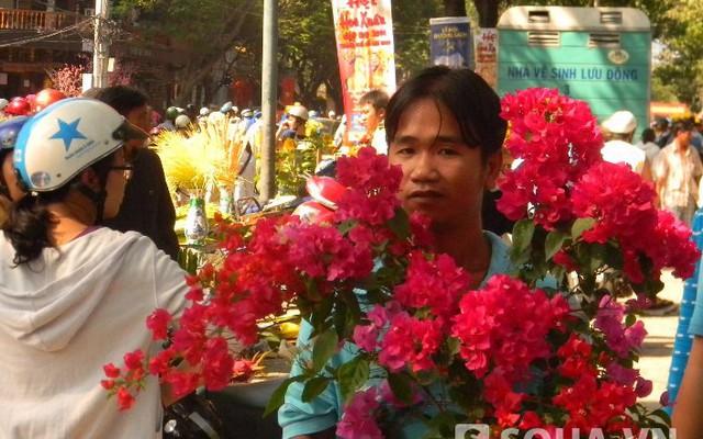 Người Sài Gòn tấp nập đi chợ hoa ngày 30 Tết