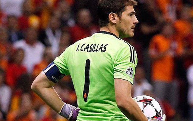 Iker Casillas ở cũng dở, đi cũng chẳng xong