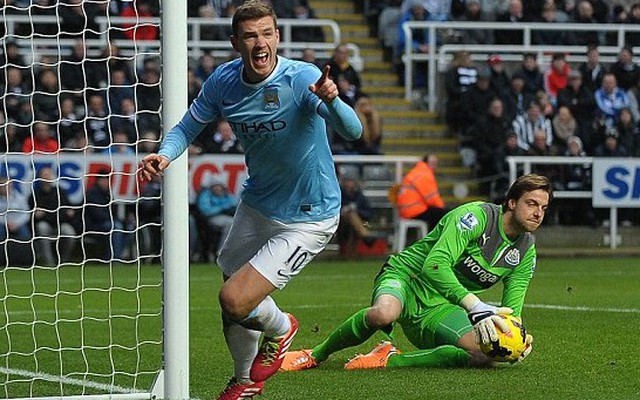 Thắng tranh cãi, Man City leo đỉnh Premier League