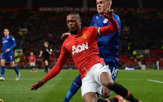 Patrice Evra nhảy khỏi “con tàu đắm” Man United