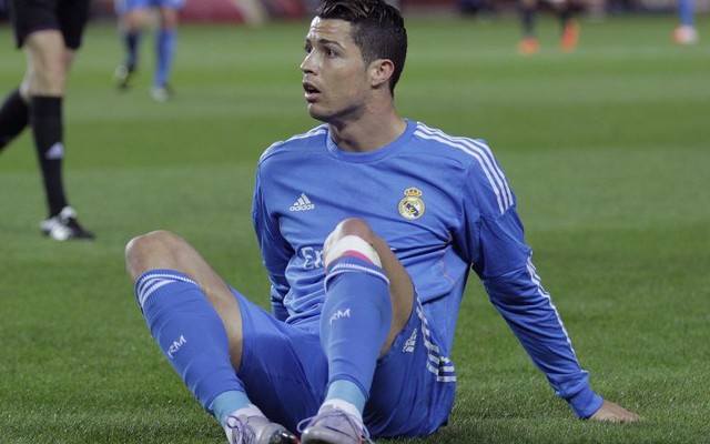 CHOÁNG: Ronaldo liên tục tiêm thuốc để thi đấu