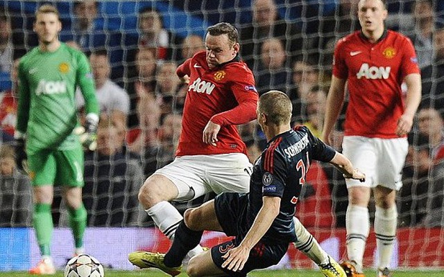 Rooney lăn lộn trên sân, Schweinsteiger nhận thẻ đỏ