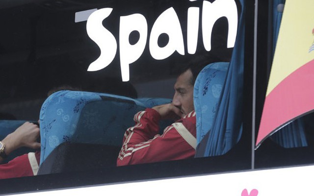 ĐT Tây Ban Nha chán nản, tránh mặt CĐV ở sân bay
