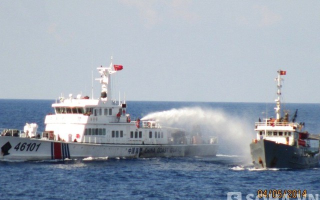 Clip tàu Trung Quốc hung hăng đâm thẳng tàu Việt Nam