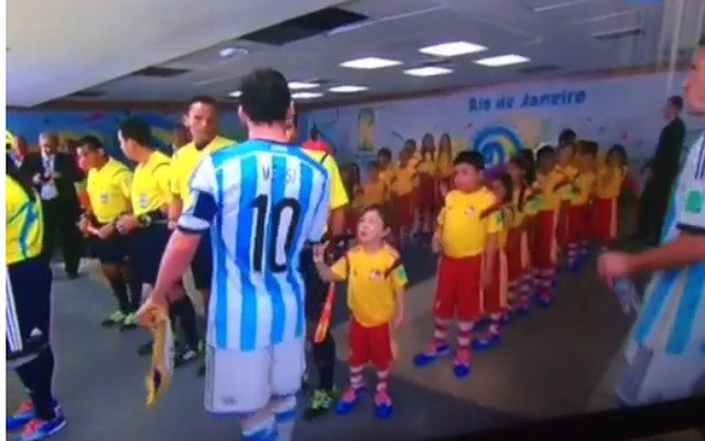 Chảnh chọe, Messi làm tổn thương trẻ nít