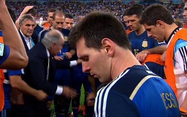 Messi coi thường HLV Sabella ra mặt