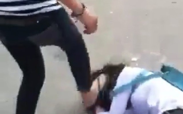 Nữ sinh giật tóc đánh bạn học lăn lộn trên đường