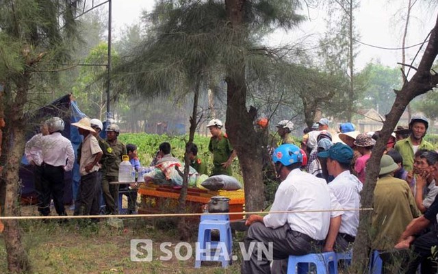 Nam thanh niên nằm chết giơ tay lên trời, người nhiều vết chém