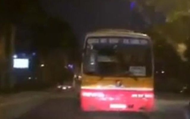 Choáng với clip xe buýt đi giật lùi trên phố ở Hà Nội