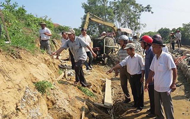 Dân 'tố' đơn vị thi công 'cày' nát hơn 23 ngôi mộ trong làng