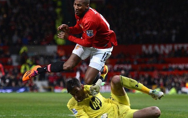 Ashley Young: Cậu bé chăn cừu ở Old Trafford