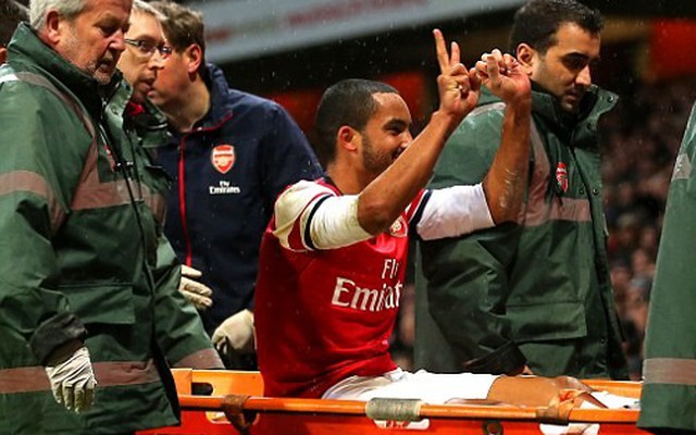 Ngồi cáng rời sân, Walcott vẫn tươi cười chọc giận Tottenham