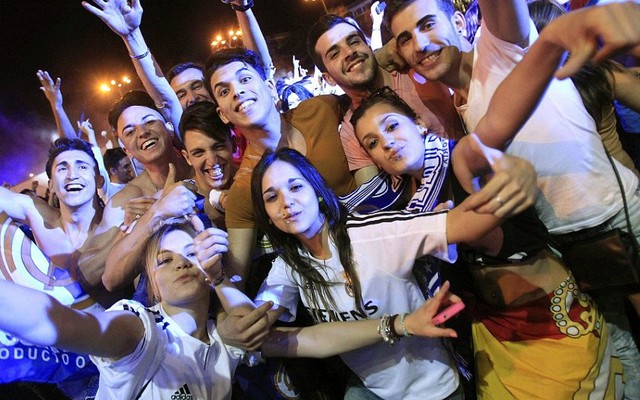 Fan Real phủ trắng thành Madrid đón chức vô địch