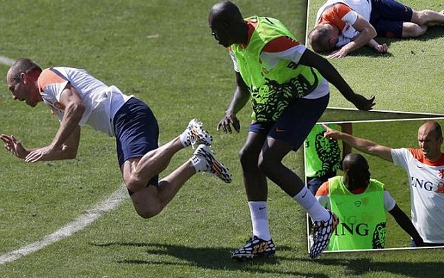Robben choảng đàn em ngay trên sân tập trước thềm World Cup