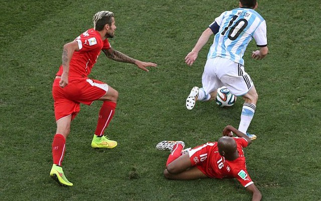 Messi và Argentina phải cảm ơn... cột dọc