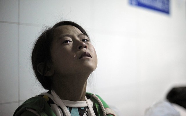 7 ngày qua ảnh:Bé gái lặng khóc một mình sau động đất dữ dội ở TQ