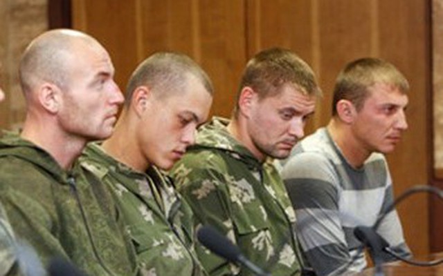 Ukraine đưa toàn bộ lính dù Nga bị bắt tới trại tạm giam ở Kiev