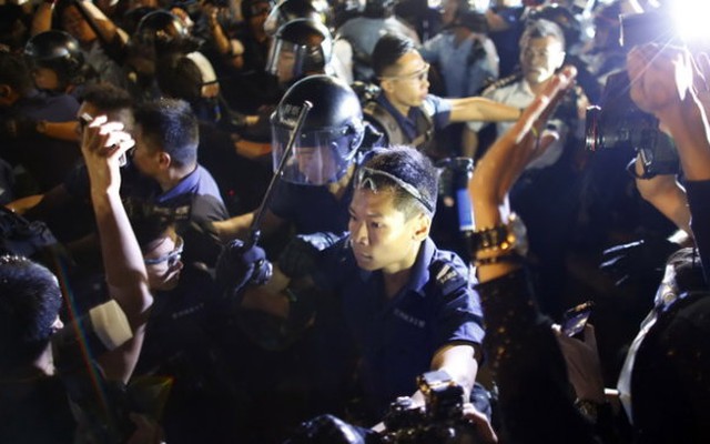 Rạng sáng 16-10, Cảnh sát và biểu tình Hong Kong lại đụng độ