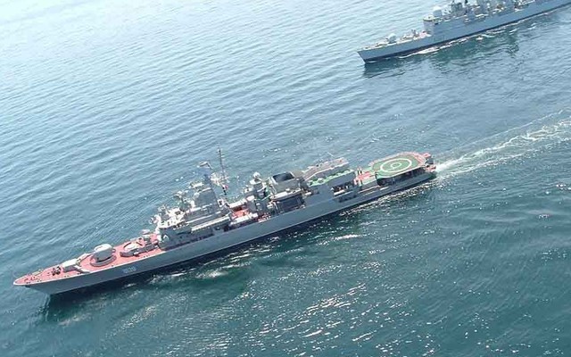 Soái hạm hải quân Ukraine đuổi tàu chiến Nga