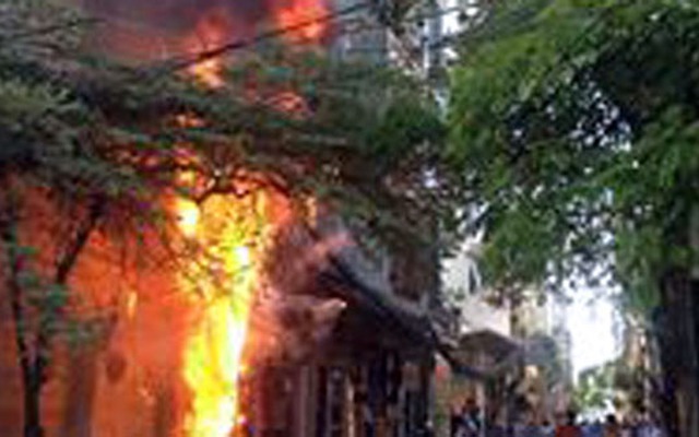 Hà Nội: Cột điện chằng chịt dây bị cháy, lan sang 2 nhà bên cạnh