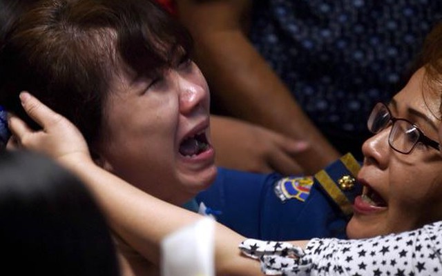 Thân nhân vụ QZ8501 ngất xỉu vì hình ảnh vớt thi thể không che trên truyền hình trực tiếp