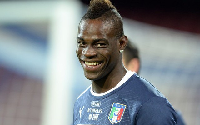 Balotelli đòi hôn Nữ hoàng nếu giúp Anh đi tiếp