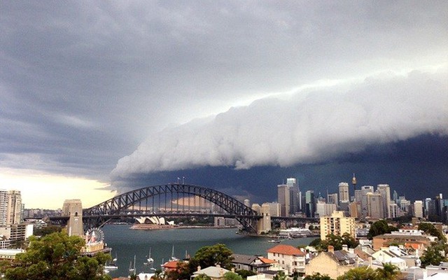 Bão mây khổng lồ bao trùm cả thành phố Sydney