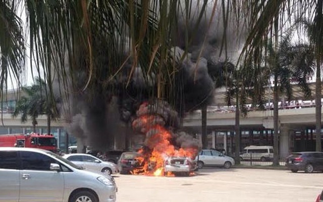 3 ô tô bốc cháy nghi ngút trong bãi xe sân bay Nội Bài