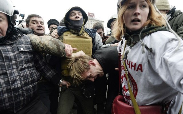 Những "niềm vui" man rợ ở Ukraine: Đấu tố, tra tấn, đập phá