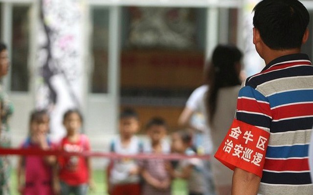 Trung Quốc: Sợ bạo lực, cha xin làm bảo vệ trường