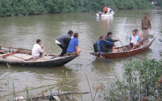 Đem con 3 tháng bỏ xuống sông rồi thản nhiên đi xem tivi