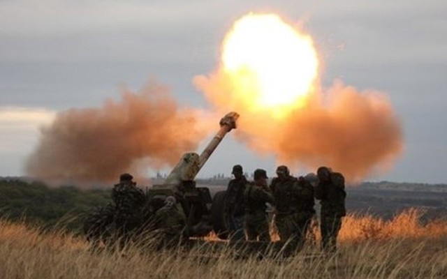 Quân ly khai dùng pháo chống tăng hạng nặng dội vào sân bay Donetsk