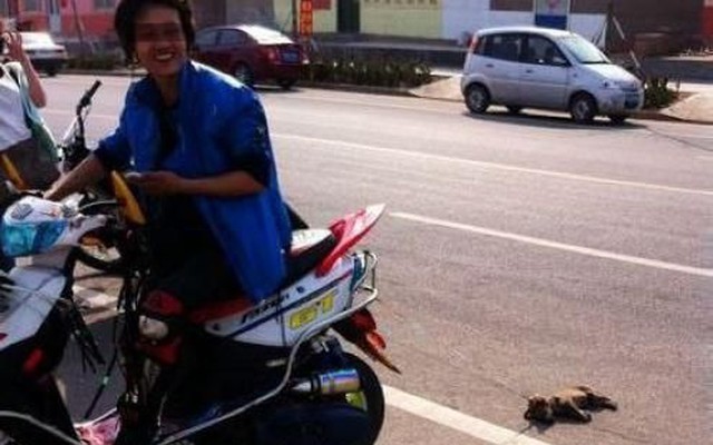 Cư dân mạng phẫn nộ với thanh niên hả hê kéo xác chó trên phố