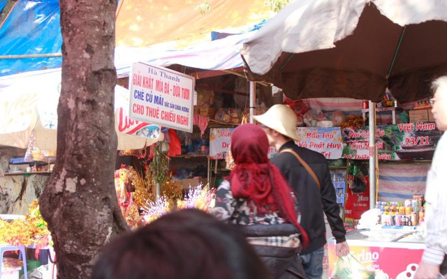 Gặp chủ quán "ấm trà mạn giá gần nửa triệu đồng" ở chùa Hương