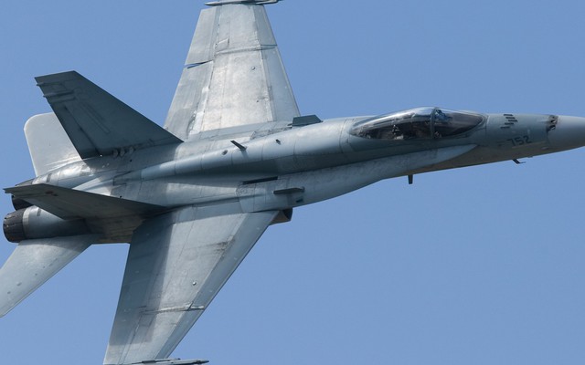 Chiến đấu cơ CF-18 Canada tấn công kho vũ khí IS