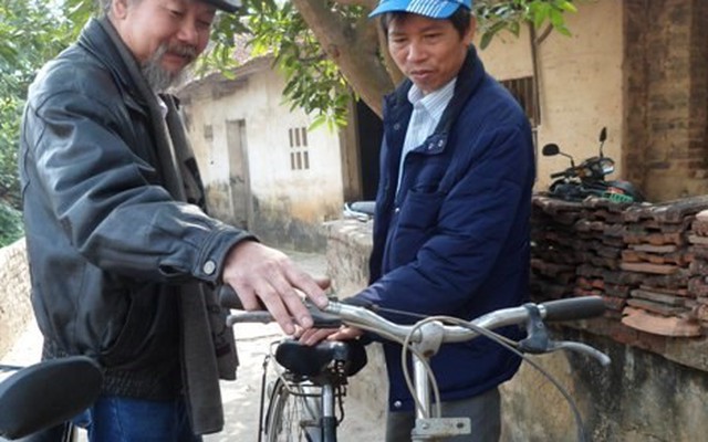 Ông Nguyễn Thanh Chấn thích thú tập đi xe đạp