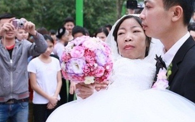 Người phụ nữ trong đám cưới cổ tích phải nhập viện trở lại