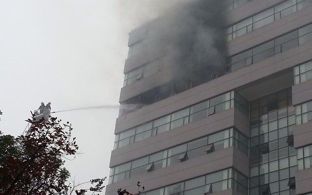 Cháy lớn tại tầng 9 Đại học Ngoại thương Hà Nội