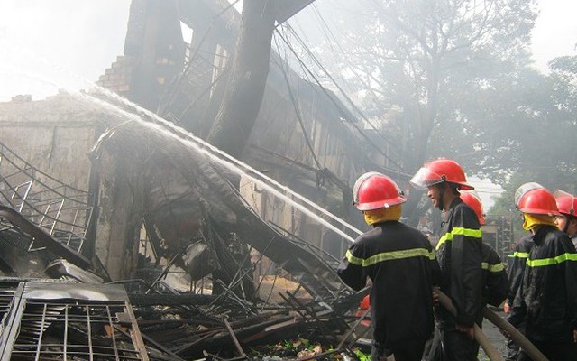 Cháy kinh hoàng tại Buôn Ma Thuột: Xe cứu hỏa xịt vài phút là cạn