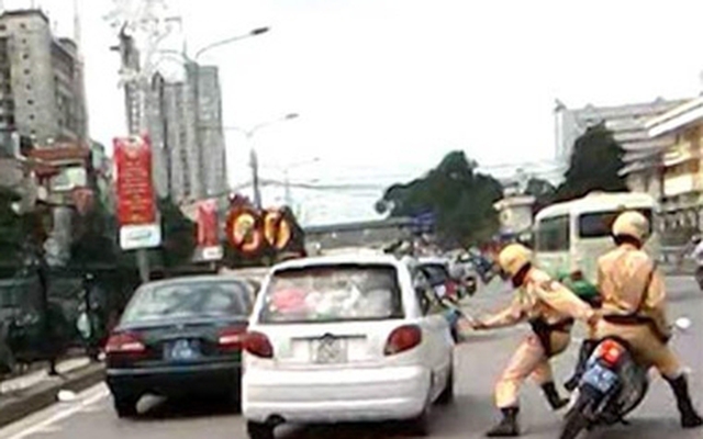 Khởi tố tài xế taxi chèn ô tô qua người trung úy công an